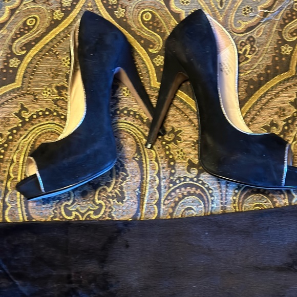 Suede peep toe pumps with gold trim. - Picture 4 of 7